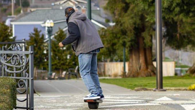 Po čtyřech úmrtích se stahují všechny elektronické skateboardy Onewheel. Americká dozorčí komise stáhla všech 300 000 zařízení v USA