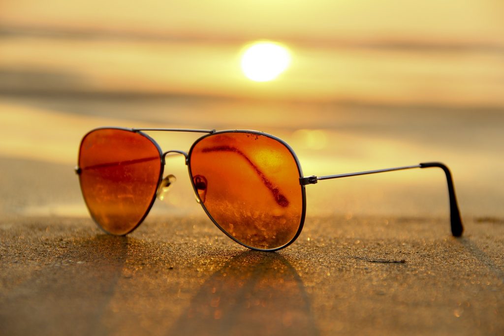 Podle Americké oftalmologické akademie může nošení slunečních brýlí blokovat škodlivé UV záření a snížit tak riziko vzniku očních onemocnění, jako je šedý zákal, úpal, rakovina očí a výrůstky v okolí očí