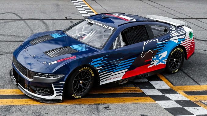 Nový Ford Mustang sedmé generace začne příští rok závodit v seriálu NASCAR Cup. Dnes byla odhalena nejnovější motoristicka verze Dark Horse