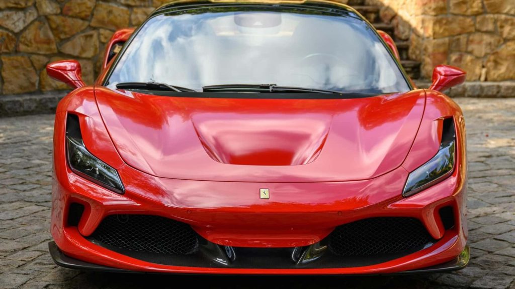 Srdcem F8 je 3,9litrový osmiválec F154GC od Ferrari s dvojitým přeplňováním, který produkuje 710 koní a 568 N.m točivého momentu