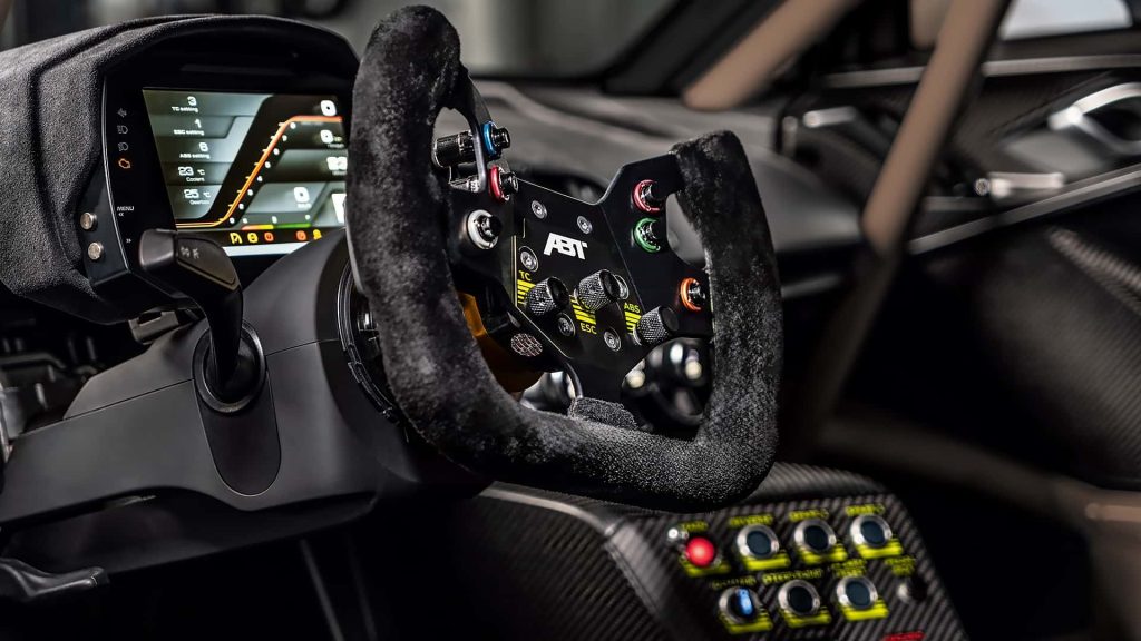 Uvnitř se nachází plnohodnotná ochranná klec a stejný volant, jaký najdete ve skutečném závodním voze GT2