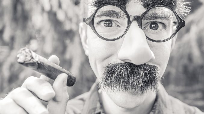 Hnutí Movember nyní slaví již 20. výročí. Jedná se o charitativní iniciativu na pěstování kníru, která trvá celý listopad