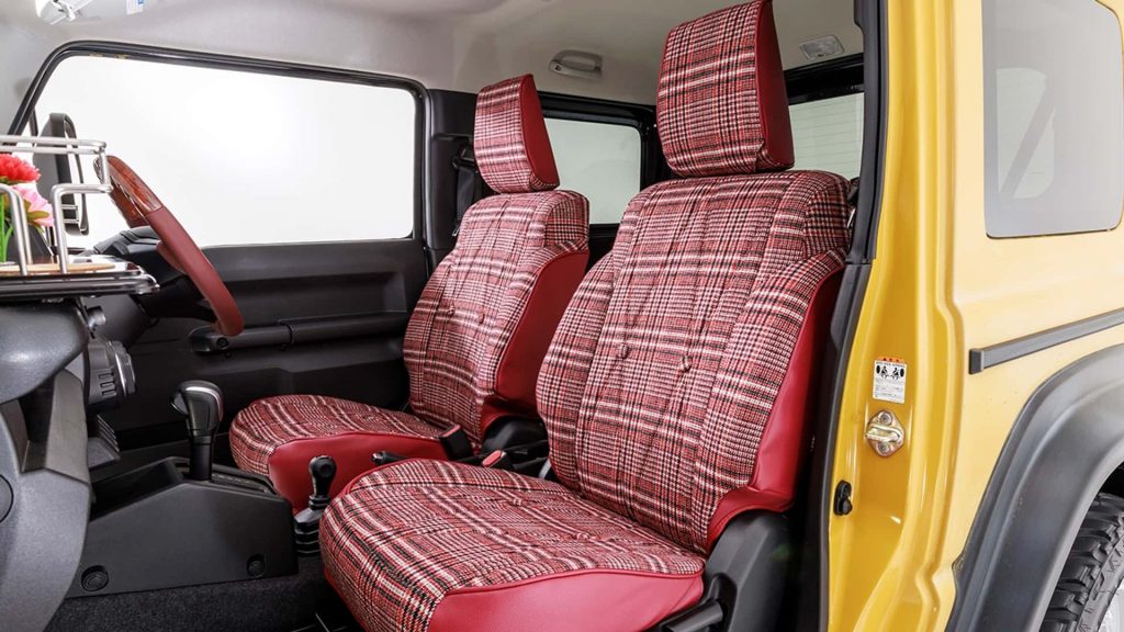 K dispozici jsou vínově červené kostkované potahy sedadel, které dodají kabině výrazný barevný nádech