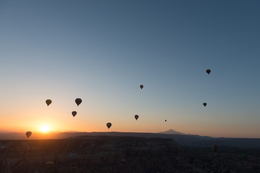 V srdci Turecka mohou návštěvníci z horkovzdušných balónů a jeskynních hotelů poznat nadpozemskou krajinu Kappadokie vytesanou do skal