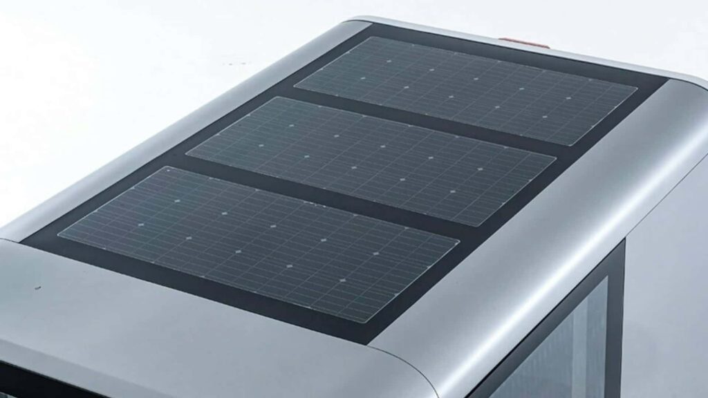 Dojezd mají prodloužit tři fotovoltaické panely umístěné na střeše, ale jejich účinnost je značně závislá na povětrnostních podmínkách