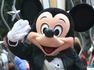 Mickey Mouse se poprvé objevil v krátkém animovaném filmu Steamboat Willie v listopadu 1928. Pred filmem Disneymu hrozil krach