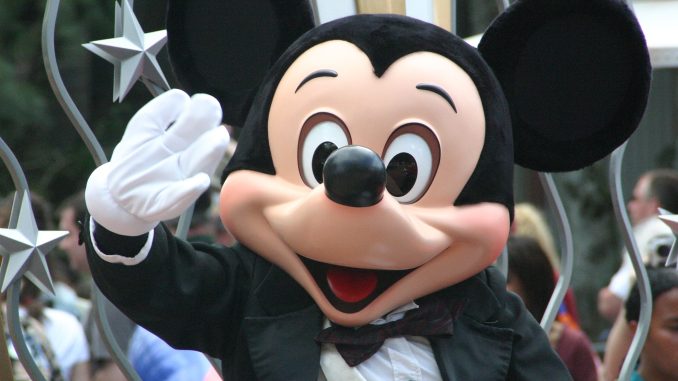 Mickey Mouse se poprvé objevil v krátkém animovaném filmu Steamboat Willie v listopadu 1928. Pred filmem Disneymu hrozil krach