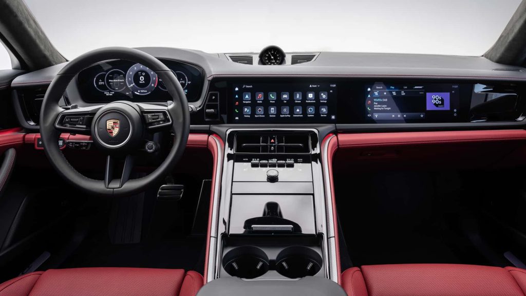 Vylepšený interiér Porsche Panamery se pyšní 12,6palcovým digitálním přístrojovým štítem