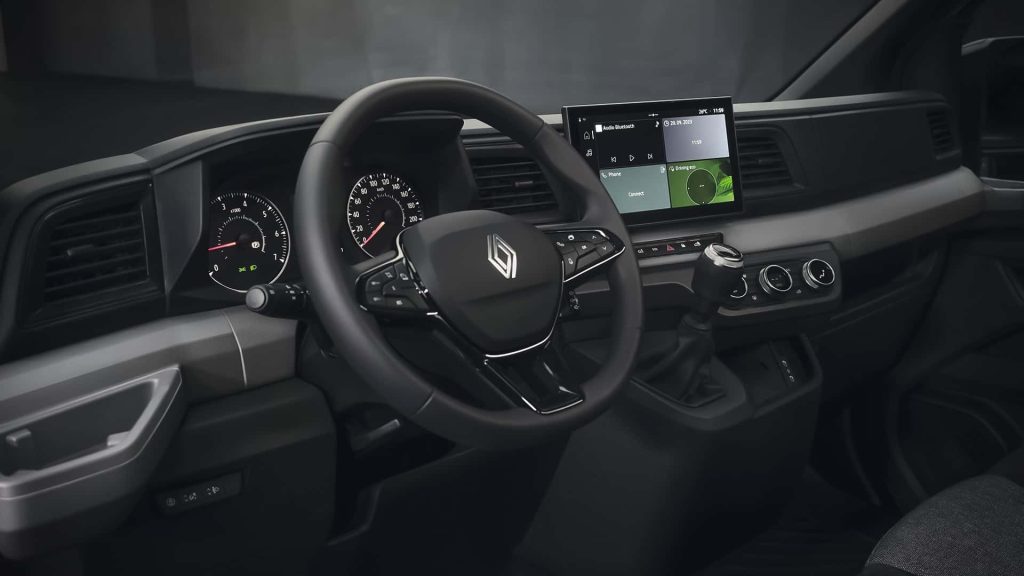 Renault uvádí, že pro velkou dodávku navrhl 20 asistenčních systémů pro řidiče, obousměrné nabíjení a 20 konfigurací karoserie/rozvoru, z nichž si lze vybrat