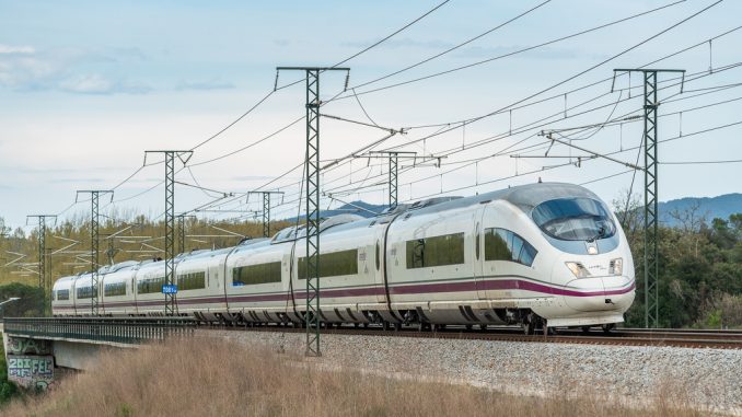 Po 20 letech výstavby Španělsko otevírá novou vysokorychlostní železnici. Je 25 km dlouhá a zkrátí dobu jízdy mezi Asturií a Leónem