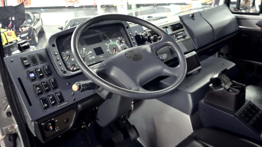 Vůz má vylepšený interiér se sedadly čalouněnými kůží a systémem couvací kamery, díky němuž je vůz na cestách lépe použitelný