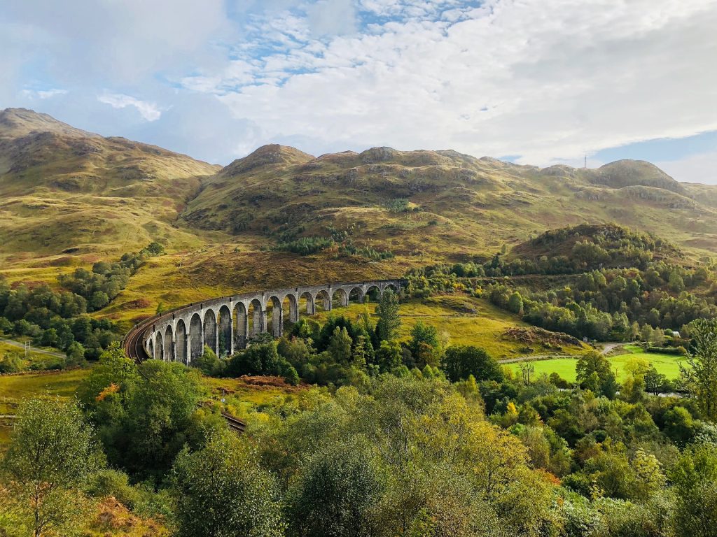 Jednadvacetiobloukový Glenfinnanský viadukt v hrabství Inverness s úchvatným výhledem na jezero Loch Shiel je bezpochyby nejikoničtější částí trati West Highland Line