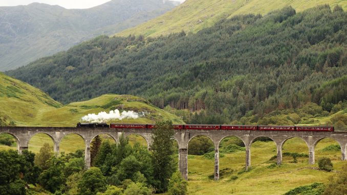 Jakobínské cesty přes skotský Glenfinnanský viadukt jsou příští rok v ohrožení, stejně tak vlak Jacobite, známý také jako "Bradavický expres"