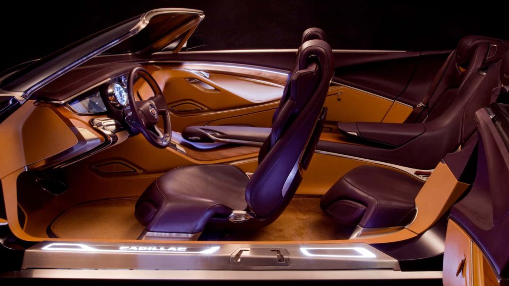 Designéři Cadillacu sladili kůží čalouněná přední a zadní kbelíková sedadla s barvou exteriéru