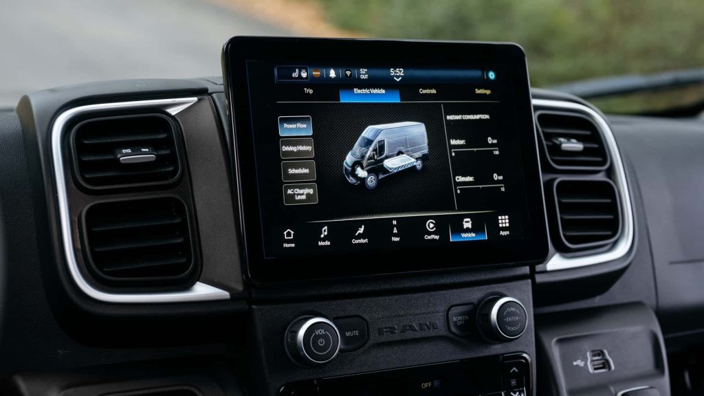 Řidiči dostanou ve standardní výbavě 10,1palcovou obrazovku infotainmentu s bezdrátovými systémy Apple CarPlay a Android Auto