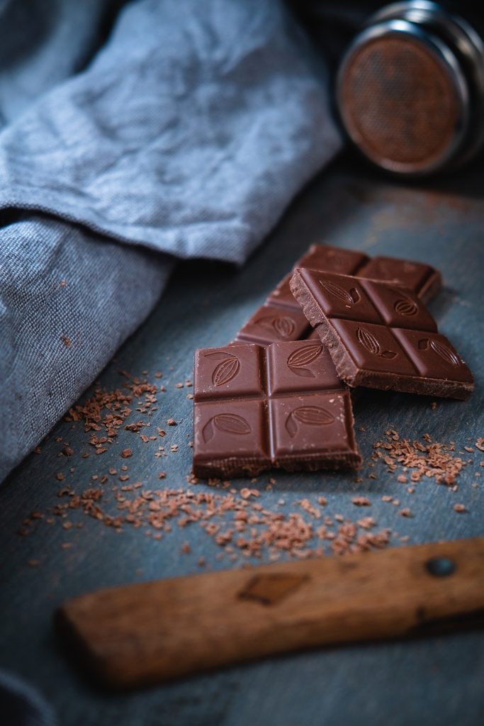 V čokoládě se nacházejí tři hlavní složky, které se spojují právě s pocitem štěstí: tryptofan, teobromin a fenylethylalanin