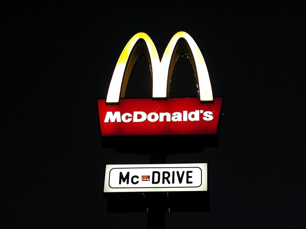 Dokonce i řetězce rychlého občerstvení, jako jsou McDonald's a KFC, se přidaly. Do svých jídelníčků zařadily hamburgery a nugety na rostlinné bázi