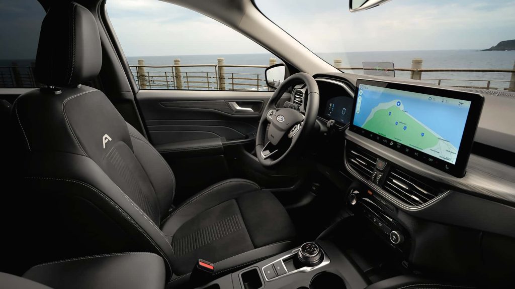 Podle očekávání přechází Kuga 2024 na informační a zábavní systém Ford SYNC4 s 13,2palcovou dotykovou obrazovkou doplněnou 12,3palcovým digitálním přístrojovým štítem