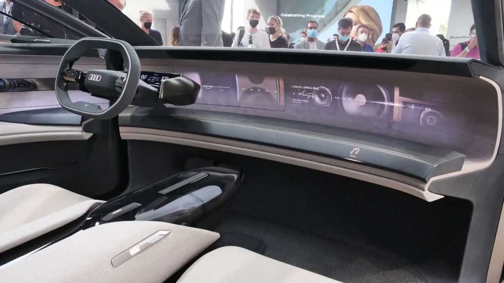Co se týče Audi, koncept Grandsphere - který se považuje za předobraz náhrady modelu A8 - měl rovněž obrazovku v celé šíři palubní desky