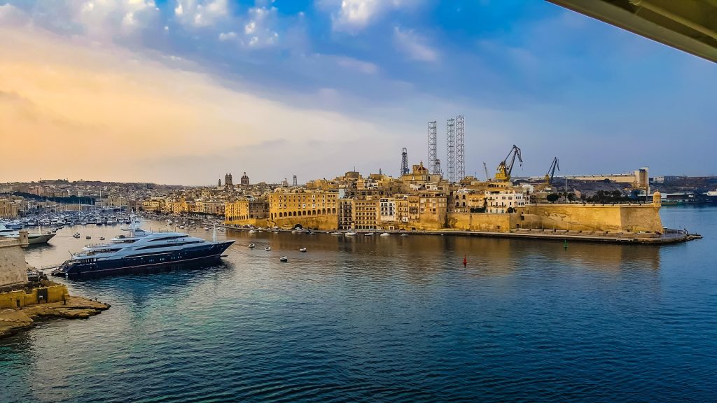 Teploty kolem 16 °C jsou dostatečně příjemné na procházky po ulicích Valletty