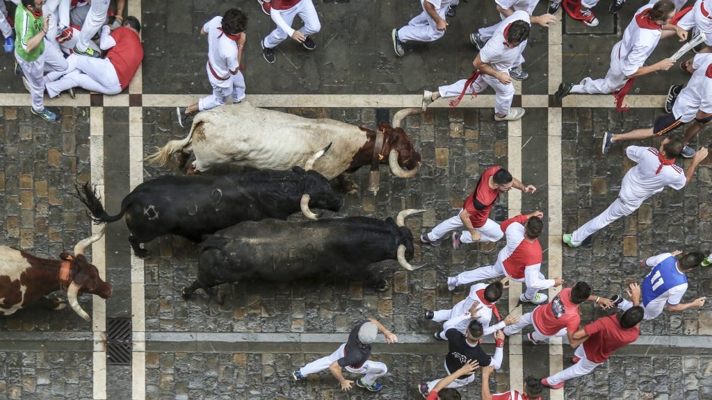 Ve španělské Pamploně je pořizování selfie během každoročního Běhu s býky kvůli předchozím incidentům zakázáno