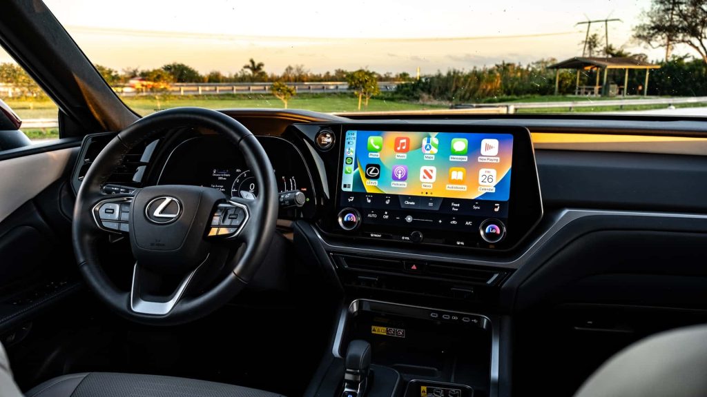 Každý model Lexus TX 2024 je standardně vybavený sadou asistenčních systémů Lexus Safety System+ 3.0