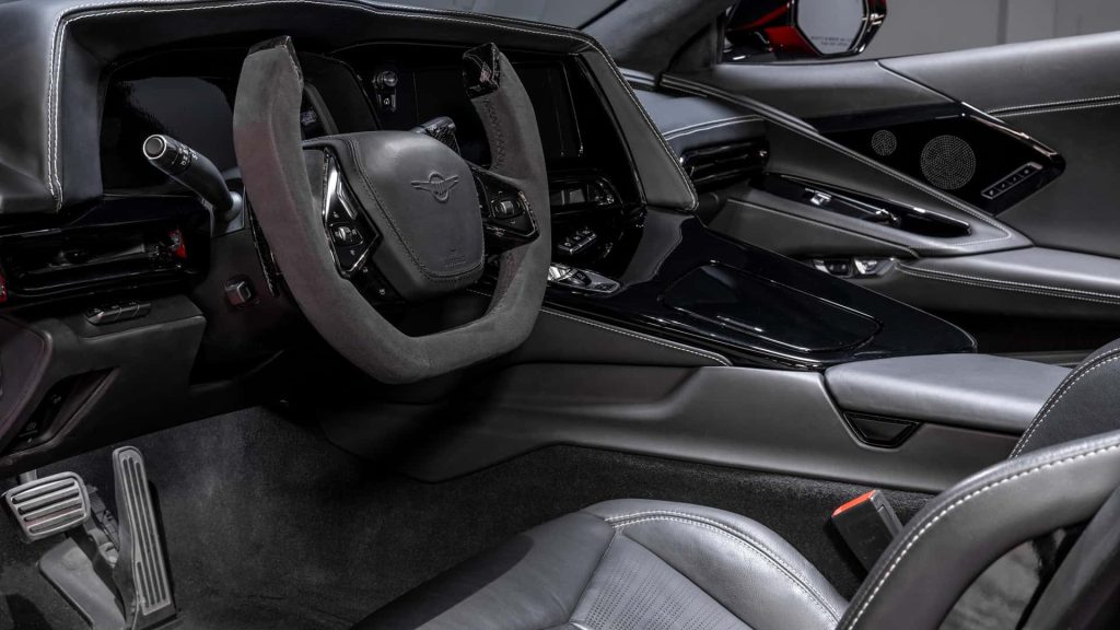 Logo společnosti nahradil emblém Corvette na airbagu a můžeme si všimnout, že palubní deska dostala nové čalounění, které nám připadá trochu neohrabané