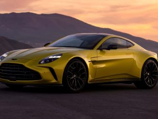 Aston Martin vyrábí model Vantage již 74 let. Současná generace vozu GT se prodává od roku 2018. Model pro rok 2025 dostal nová vylepšení