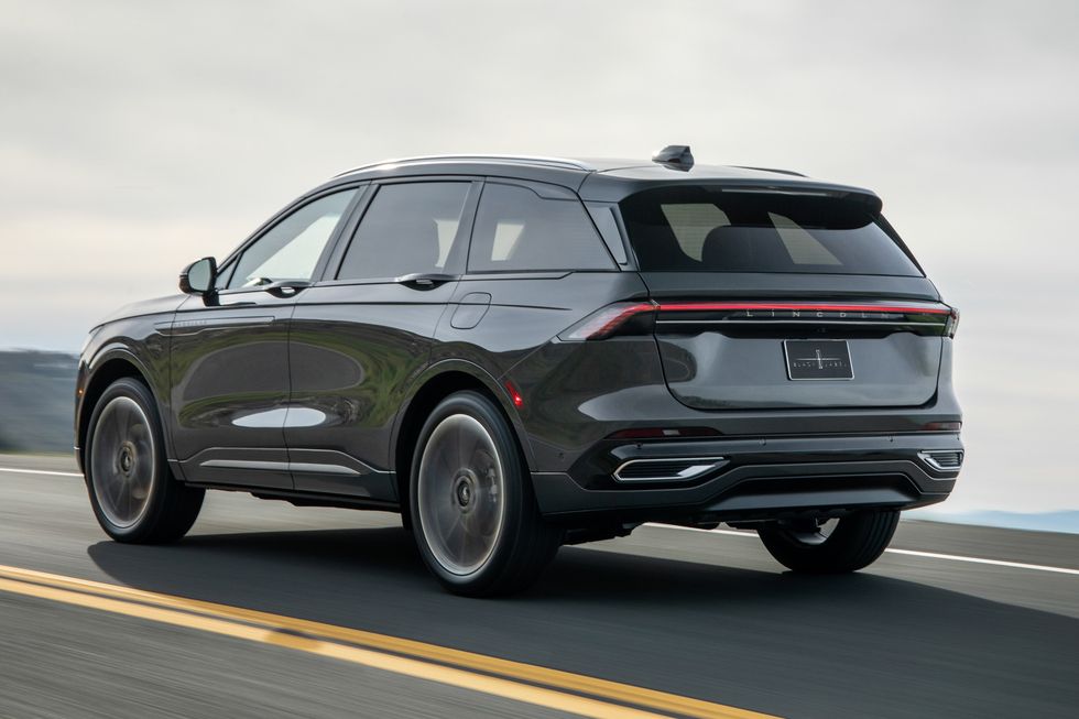 V modelu Lincoln Nautilus 2024 nejsou technologie jen v centru pozornosti, ale jsou v něm zastoupené všechny