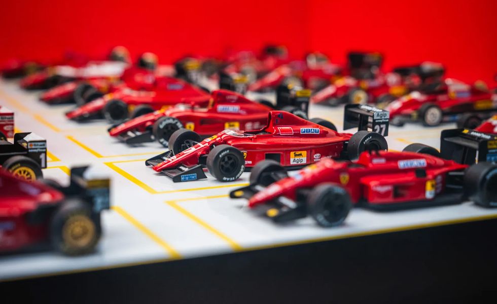 V aukci společnosti Bring A Trailer (která je stejně jako Car and Driver součástí Hearst Autos) je dnes k mání sbírka vozů Ferrari F1 v měřítku 1:43