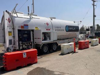 Společnost Nikola, výrobce těžkých nákladních vozidel na alternativní paliva, otevřela své první vodíkové čerpací stanice HYLA