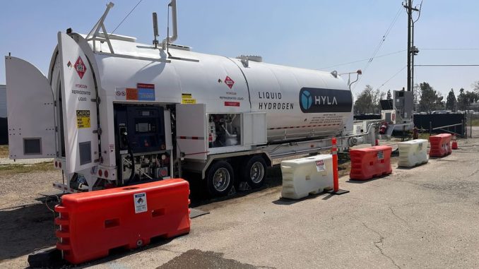 Společnost Nikola, výrobce těžkých nákladních vozidel na alternativní paliva, otevřela své první vodíkové čerpací stanice HYLA