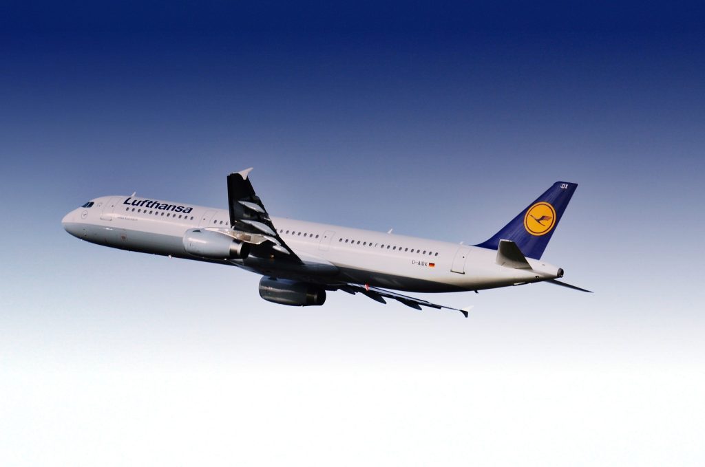 Na jiném místě způsobí stávka odborového svazu palubního personálu společnosti Lufthansa narušení provozu na dvou nejrušnějších německých letištích, ve Frankfurtu a Mnichově