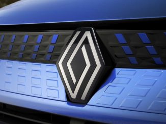Renault Captur 2024 se řídí nejnovějším designovým jazykem s výraznými LED světly pro denní svícení a restylovaným logem diamantu