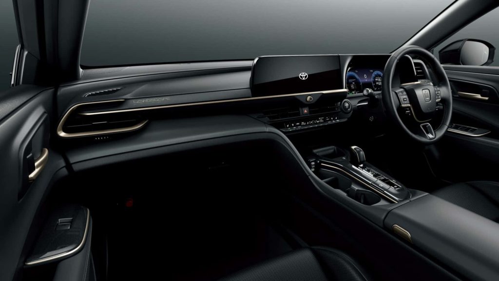 Uvnitř Toyota propůjčuje Crown Crossover Landscape lesklé černé obložení spolu s laserovým gravírováním názvu modelu na palubní desce na straně spolujezdce