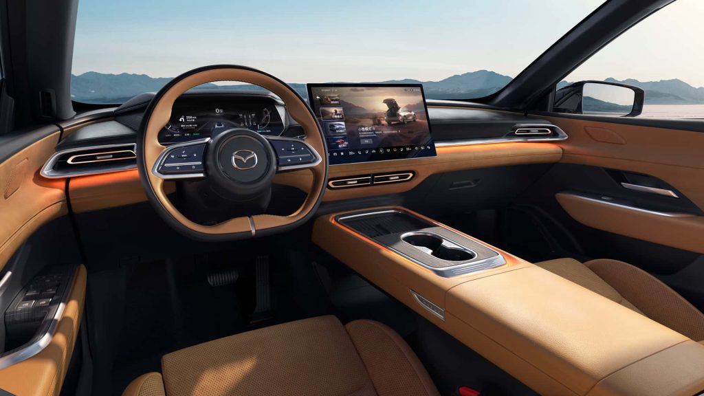 Mazda EZ-6 sedí na 19palcových aerodynamických kolech, má velkou panoramatickou skleněnou střechu a bezrámové dveře