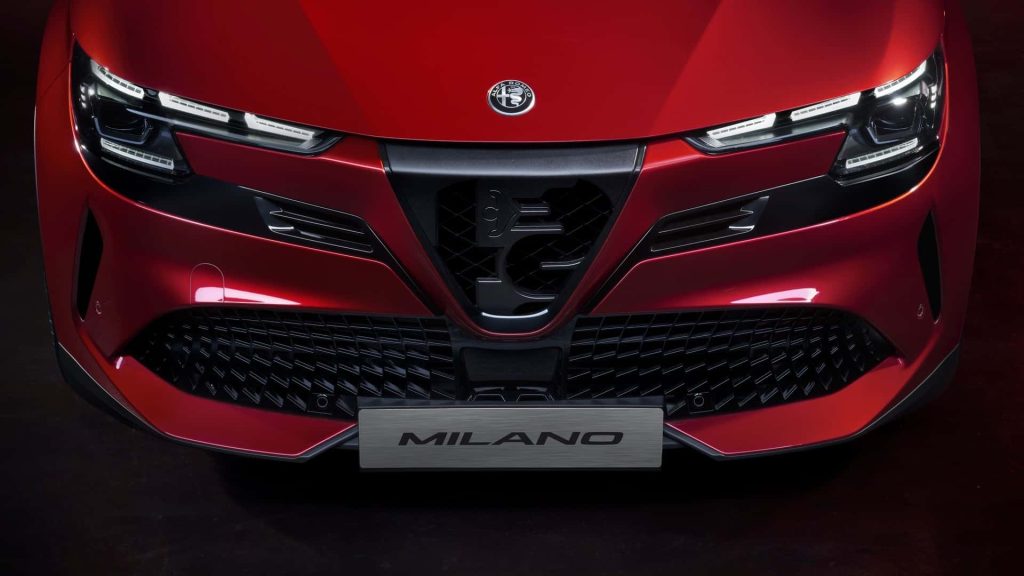 Hybridní modely mají tradiční masku chladiče s klasickým nápisem Alfa Romeo