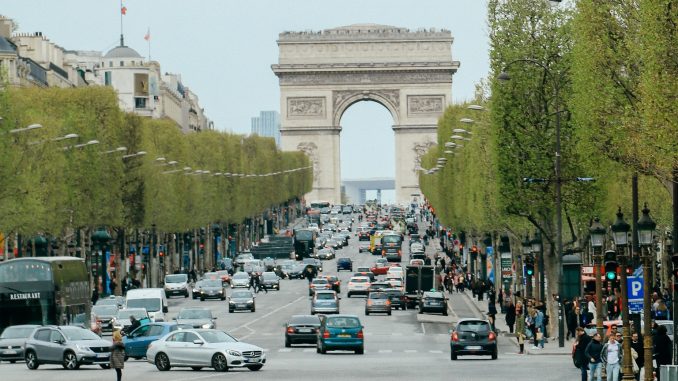 Akce na slavném pařížském bulváru Champs-Élysées je přístupná všem, ale pouze 4 000 lidí získá přístup na obří piknik
