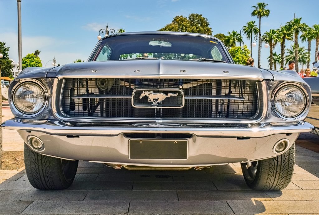 Zatím se všechny oči upírají na Charlotte, kde se konají oslavy 60. výročí Mustangu, které kromě velké party zahrnují i premiéru paketu Mustang 60th Anniversary Package pro rok 2025