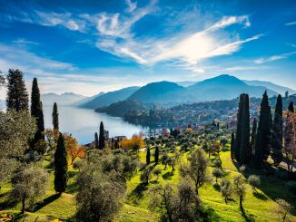 Jezero Como je nablýskané, okouzlující a pohlcené turismem. Toto italské město u jezera chce zavést denní návštěvnický poplatek