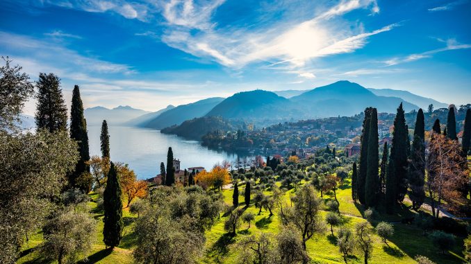 Jezero Como je nablýskané, okouzlující a pohlcené turismem. Toto italské město u jezera chce zavést denní návštěvnický poplatek