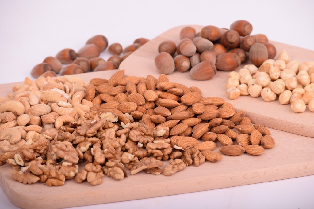 Ořechy nejsou nutně nejlepším zdrojem bílkovin co do objemu, ale jejich přidání do jídla během dne vám může poskytnout určitou dávku bílkovin