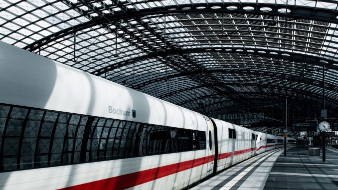 EU rozdává 35 500 bezplatných železničních jízdenek pro osmnáctileté v rámci programu DiscoverEU. Stačí odpovědět na šest otázek