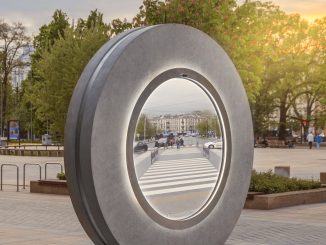 Futuristická instalace - "portál" - umožňuje nepřetržitý živý přenos mezi a interakci mezi obyvateli irského Dublinu, New Yorku v USA