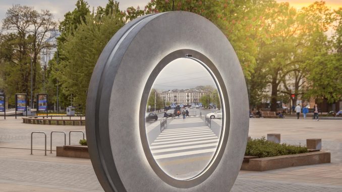 Futuristická instalace - "portál" - umožňuje nepřetržitý živý přenos mezi a interakci mezi obyvateli irského Dublinu, New Yorku v USA