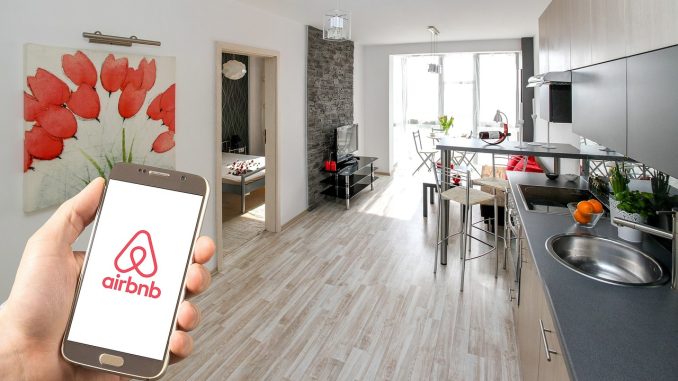 Francouzští politici přijali nový zákon, který má lidem ztížit krátkodobé pronajímání jejich nemovitostí přes Airbnb