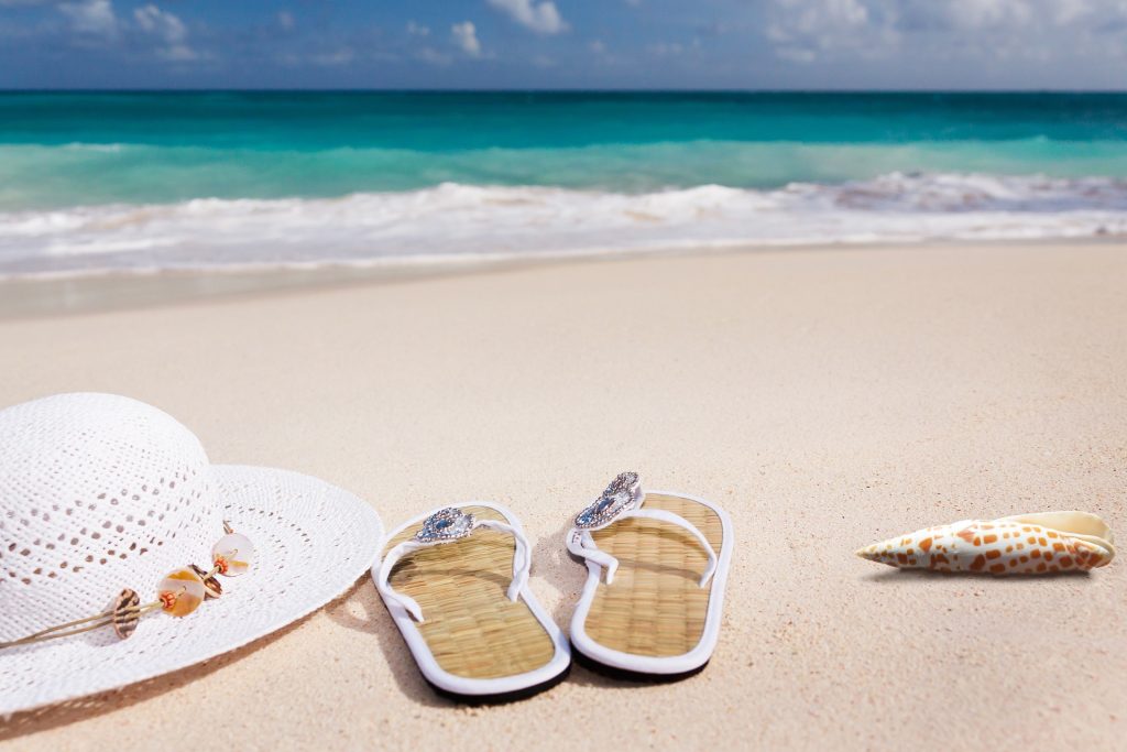 Sardinské pláže s bílým pískem jsou světoznámé. Nicméně brát, držet nebo prodávat písek, oblázky, kameny nebo mušle z pobřeží a moře se trestá pokutou až 3 000 eur