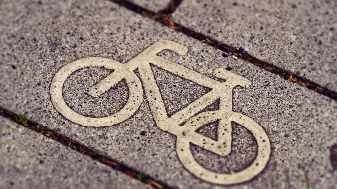 Jízda na kole vám pomůže zlepšit kondici a snížit emise. Pro mnohé z nás znamená cesta do práce ráno uvězněné za volantem v dopravní zácpě