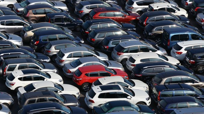 Prodej elektromobilů v Evropě prodejní rekordy netrhá. Přesto jsou elektromobily tím důvodem, proč jsou evropské přístavy přeplněné