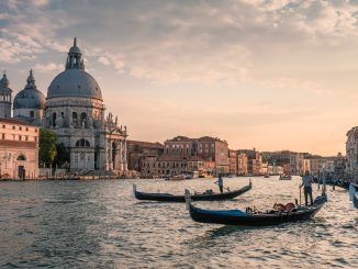 Benátky 25. dubna zavedly poplatek za vstup do města s kanály pro jednodenní návštěvníky. Někdo označil poplatek za neúspěšný